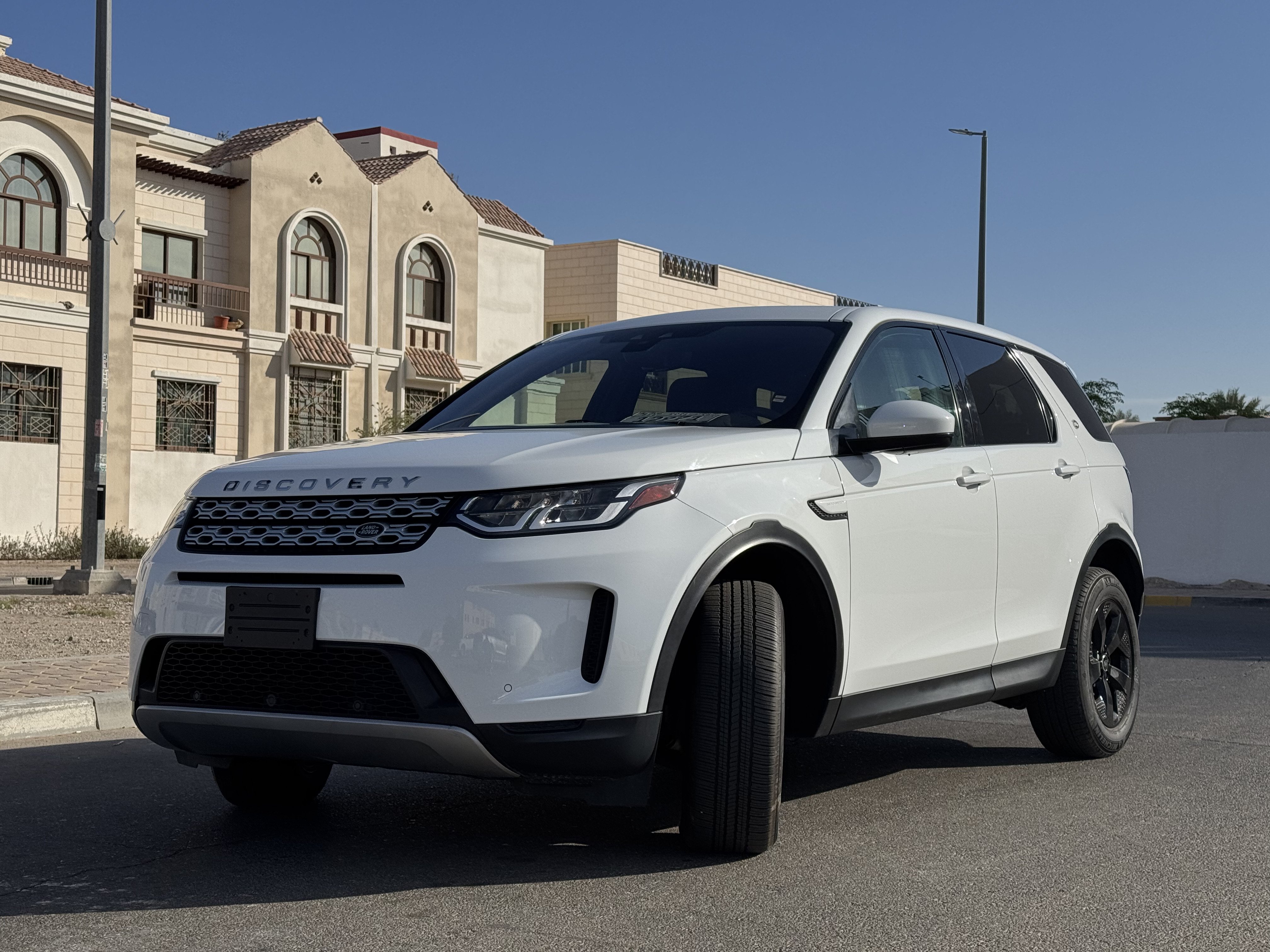 Used 2020 Land Rover Discovery for sale in Abu Dhabi